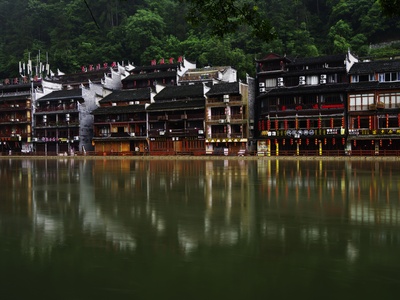 河流的图片-河面上的古建筑倒影