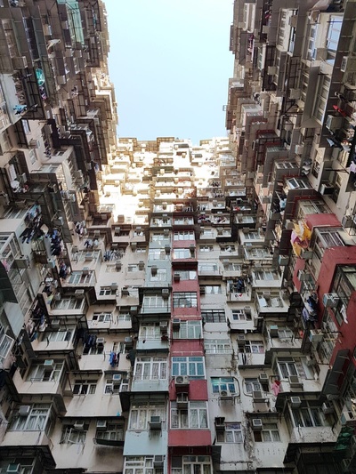 旅行的图片-大型公寓楼和蓝天