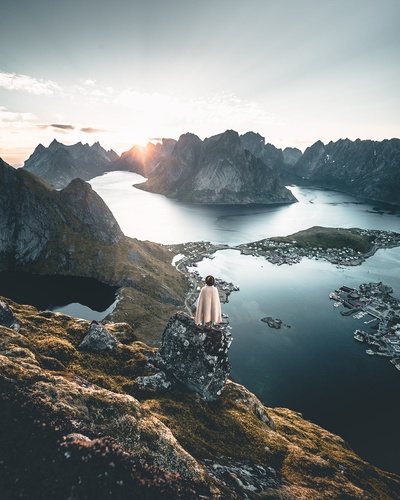 自然风光的图片-远足者俯瞰群山环绕的海湾。