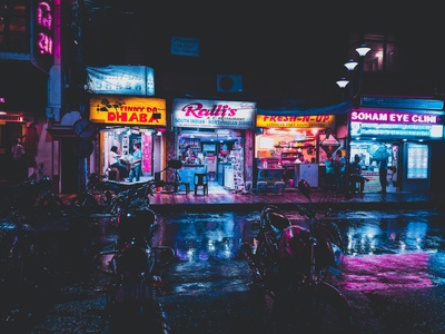 霓虹灯的图片-霓虹灯在印度潮湿的街道上反射
