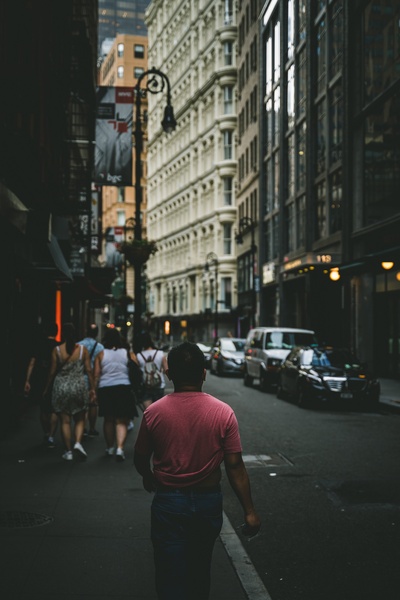 人的图片-穿红t恤的男人走过城市