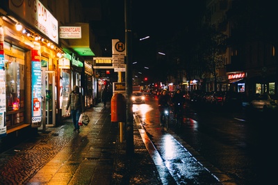 霓虹灯的图片-夜晚繁忙的街道