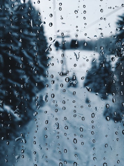 悲伤的的图片-雨滴落在单色窗户上