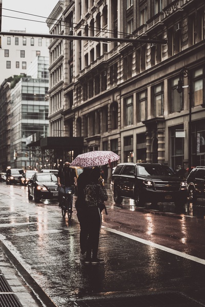 雨伞的图片-站在城市的雨中