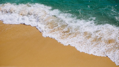时令的图片-海浪拍打着海滩