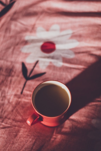 卧室的图片-床上一杯热茶