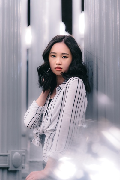 条纹的图片-穿白衬衫的女人的浅焦点照片