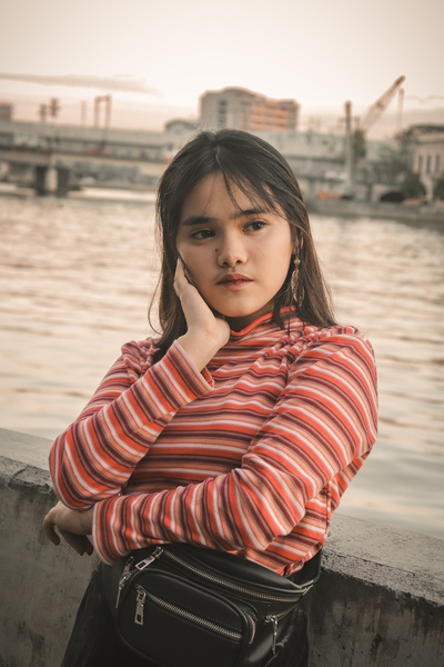 条纹的图片-穿粉白条纹长袖衬衫的女人