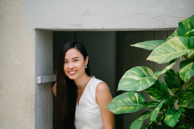 人与植物的图片-穿白色上衣的女人