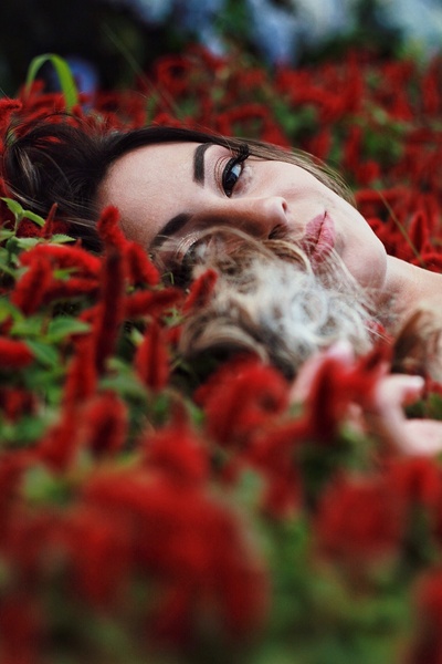人与植物的图片-一个躺在鲜花上的女人的照片