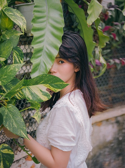人与植物的图片-植物附近的妇女照片