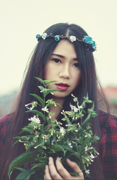人与植物的图片-白天拿花的女人
