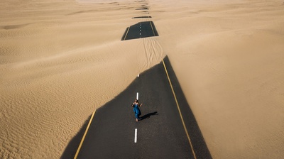 2018年度最佳的图片-沙漠中道路鸟瞰摄影