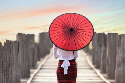 生活时尚的图片-在热气球上行走的女人