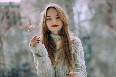 生活时尚的图片-穿灰色立领毛衣的女人