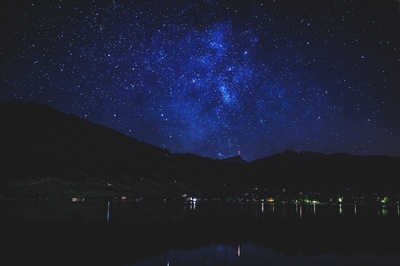 空间：最后的边疆的图片-夜间靠近水体的照明建筑