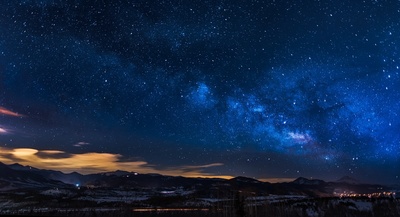 空间：最后的边疆的图片-夜晚星空下的黑山