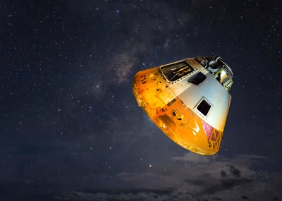 空间：最后的边疆的图片-灰色和橙色宇宙飞船