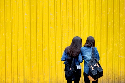 网站保持和登录页面的图片-两个穿牛仔夹克的女人
