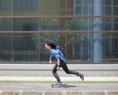 滑冰生活的图片-穿运动衫的男子骑滑板