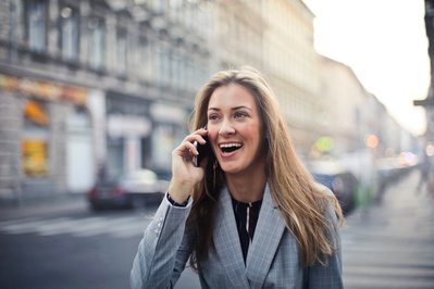 叫我打电话给我的图片-金发女人穿着灰色西装夹克拿着智能手机