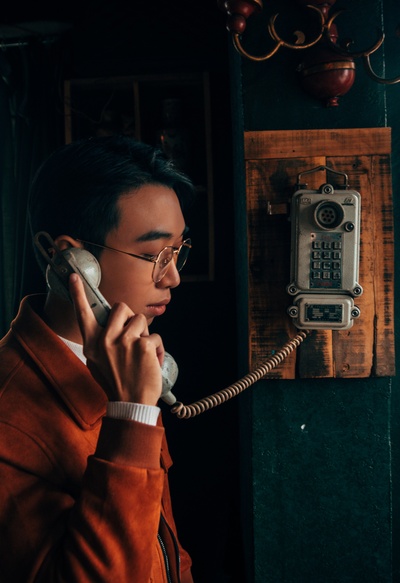 叫我打电话给我的图片-手持灰色摇篮电话