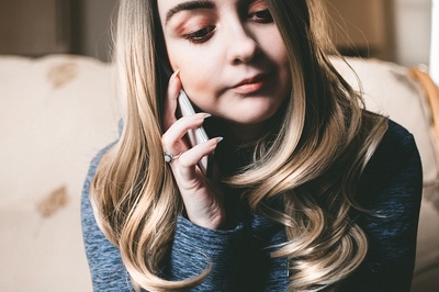 叫我打电话给我的图片-穿灰色上衣的女人用手机