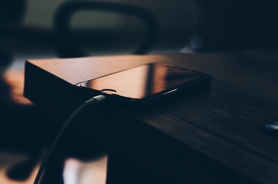 叫我打电话给我的图片-棕色木桌上黑色iPhone7的浅焦摄影