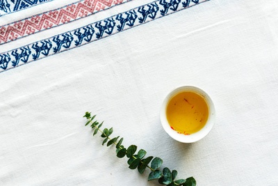 平铺的图片-白席酱汁旁绿叶植物