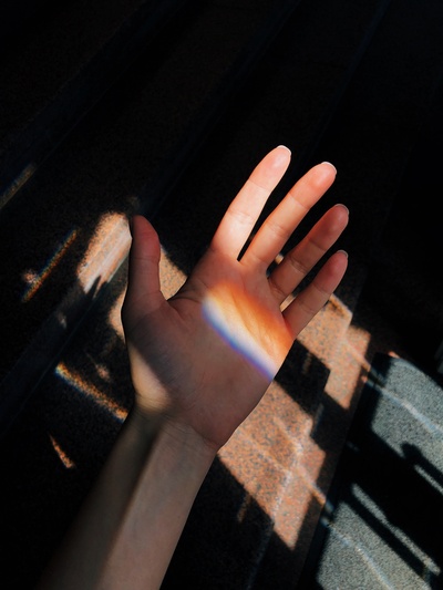 概念的的图片-左掌靠近棕色金属板