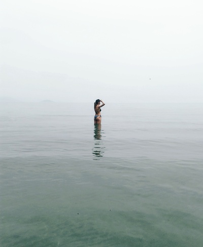 反思的图片-站在水中的女人