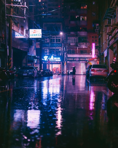 反思的图片-雨伞下的人在街上行走