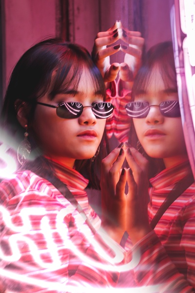 反思的图片-戴太阳镜的女人