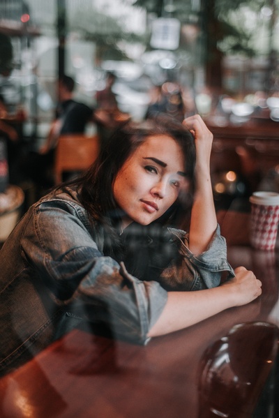 反思的图片-女人把头靠在胳膊上