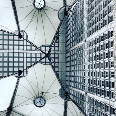 建筑的图片-灰色混凝土高层建筑