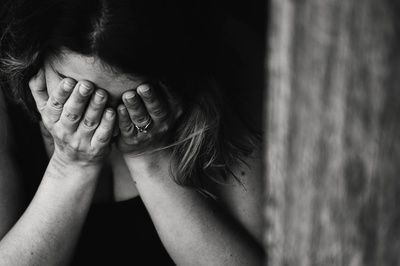 黑白的图片-哭女人的灰度摄影