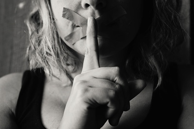 黑白的图片-女人把手指放在嘴唇之间