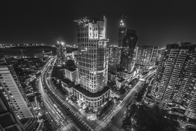 黑白的图片-城市建筑夜间