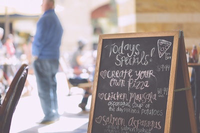 外出吃饭的图片-学校和学习用品