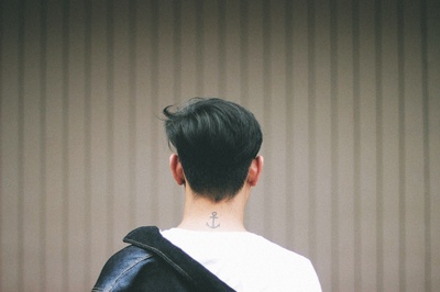 年轻自由的图片-穿白色上衣的男人