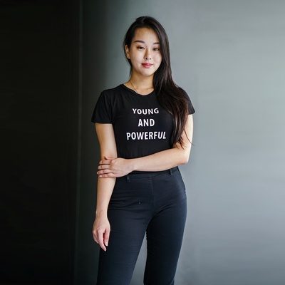流行服饰的图片-穿着黑色短袖衬衫的女士