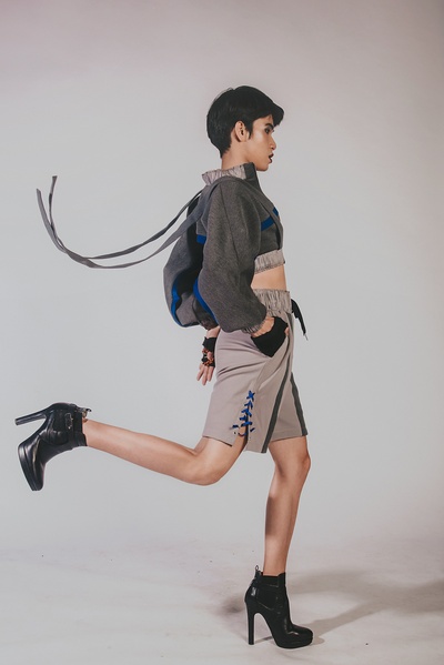 流行服饰的图片-穿黑灰色夹克和短裤的男人