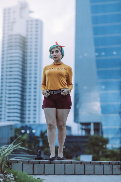 流行服饰的图片-站在灰色混凝土平台上的女人
