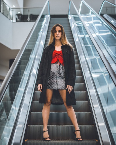 流行服饰的图片-站在灰色自动扶梯上的女人
