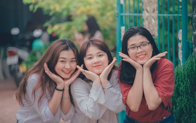 友谊地久天长的图片-三个穿红白衬衫的女孩
