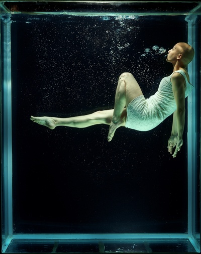 水的图片-浮在水族馆的女人