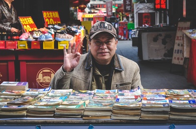 亚洲的图片-穿棕色外套的男人在书前