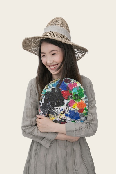 创意者的图片-戴棕色太阳帽和灰色细条纹长袖连衣裙的女人