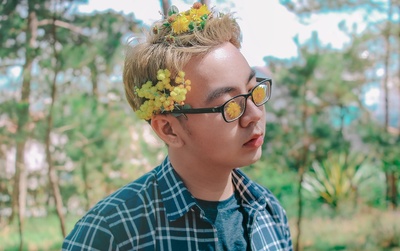 创意者的图片-一个头发上有花的男人的照片