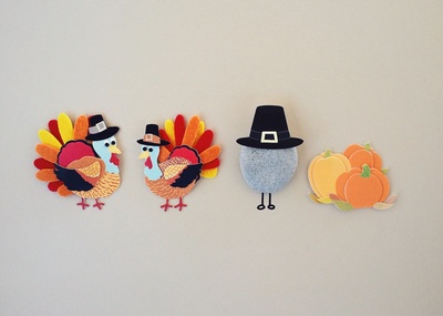 万圣节的图片-白色表面的几种花色